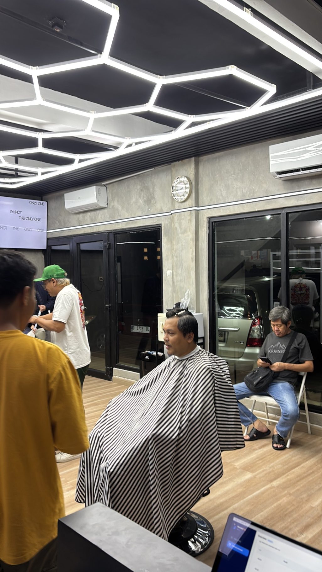 Tampak depan De’Lorean Hair Studio Fresh Market Kota Wisata malam